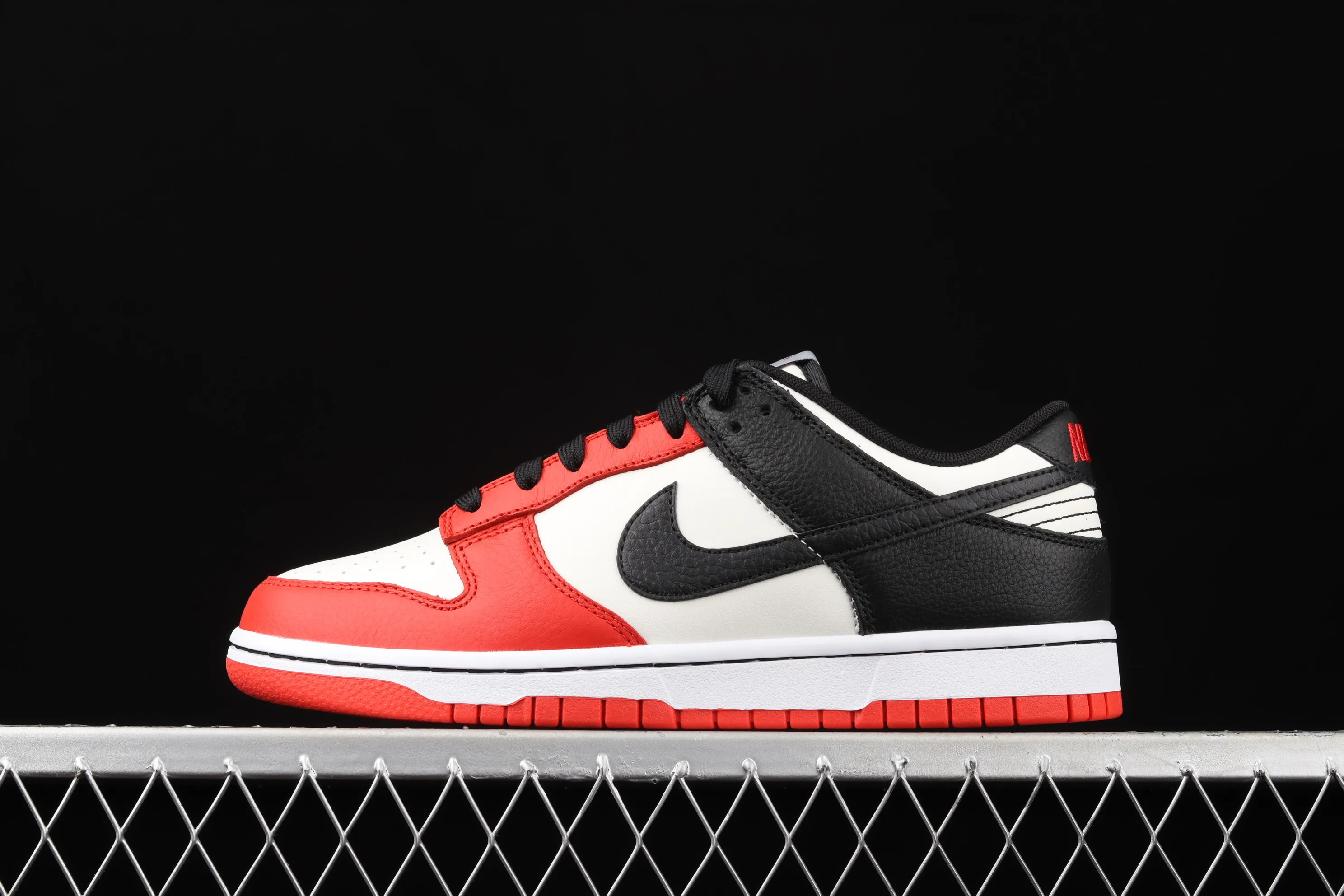 All categories Nk SB Dunk Series Nk SB Dunk Low low-top sneakers C version NBA x Nk Dunk Low EMB '75th Anniversary' NBA joint SB dunk backboard low-top sneakers DD3363-100